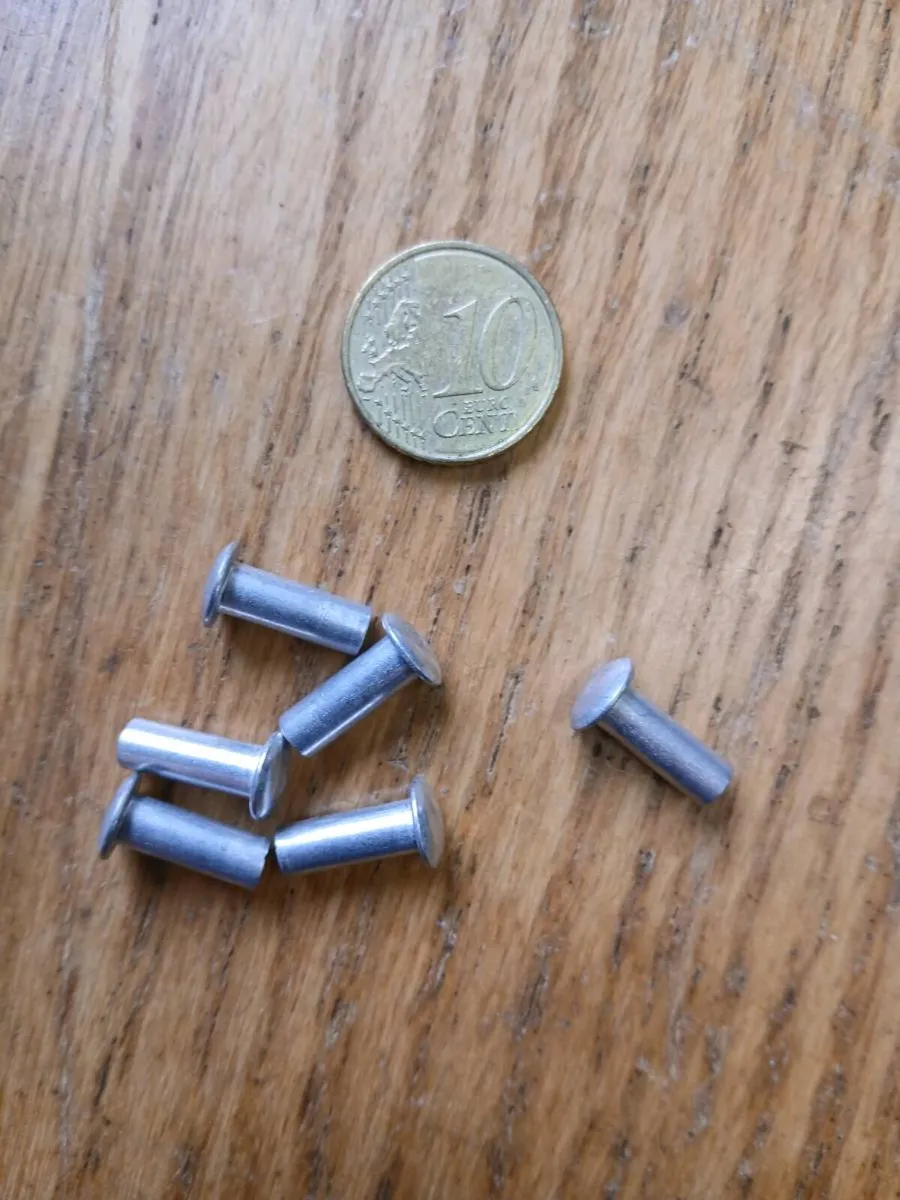 SALE: 14,000 rivets, each approx 13mm long - Image 1