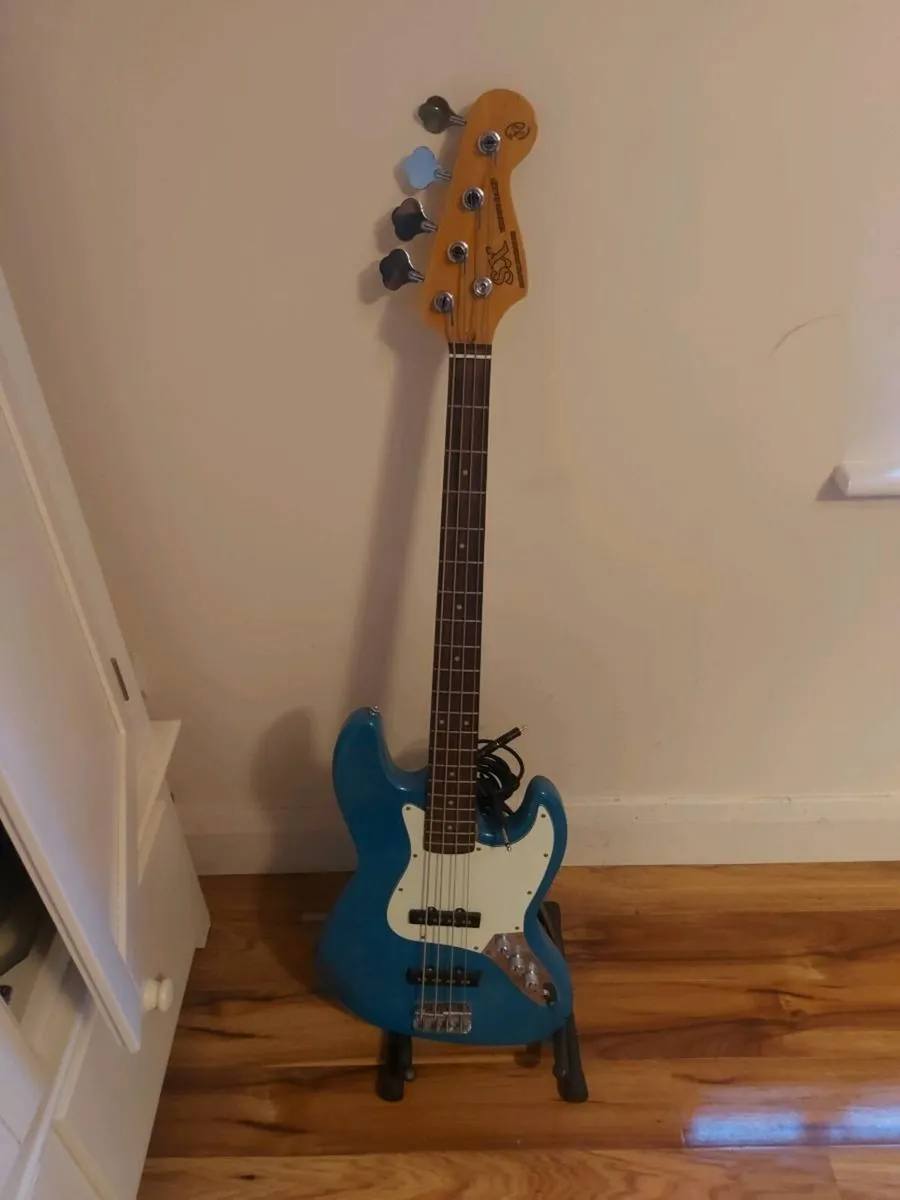 Base guitar - Image 1