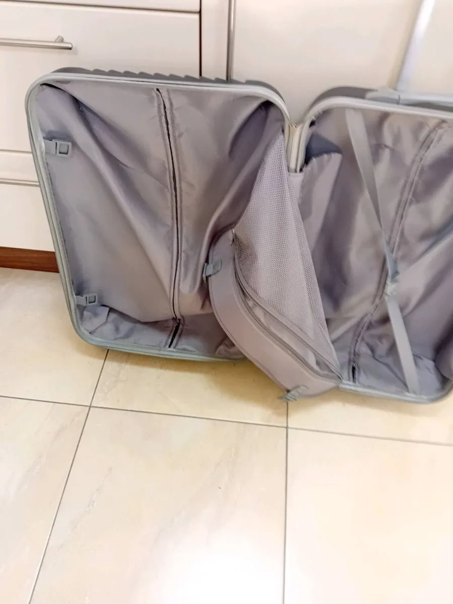 MEDIUM SIZE SUITCASE  4 WHEELS - Image 3