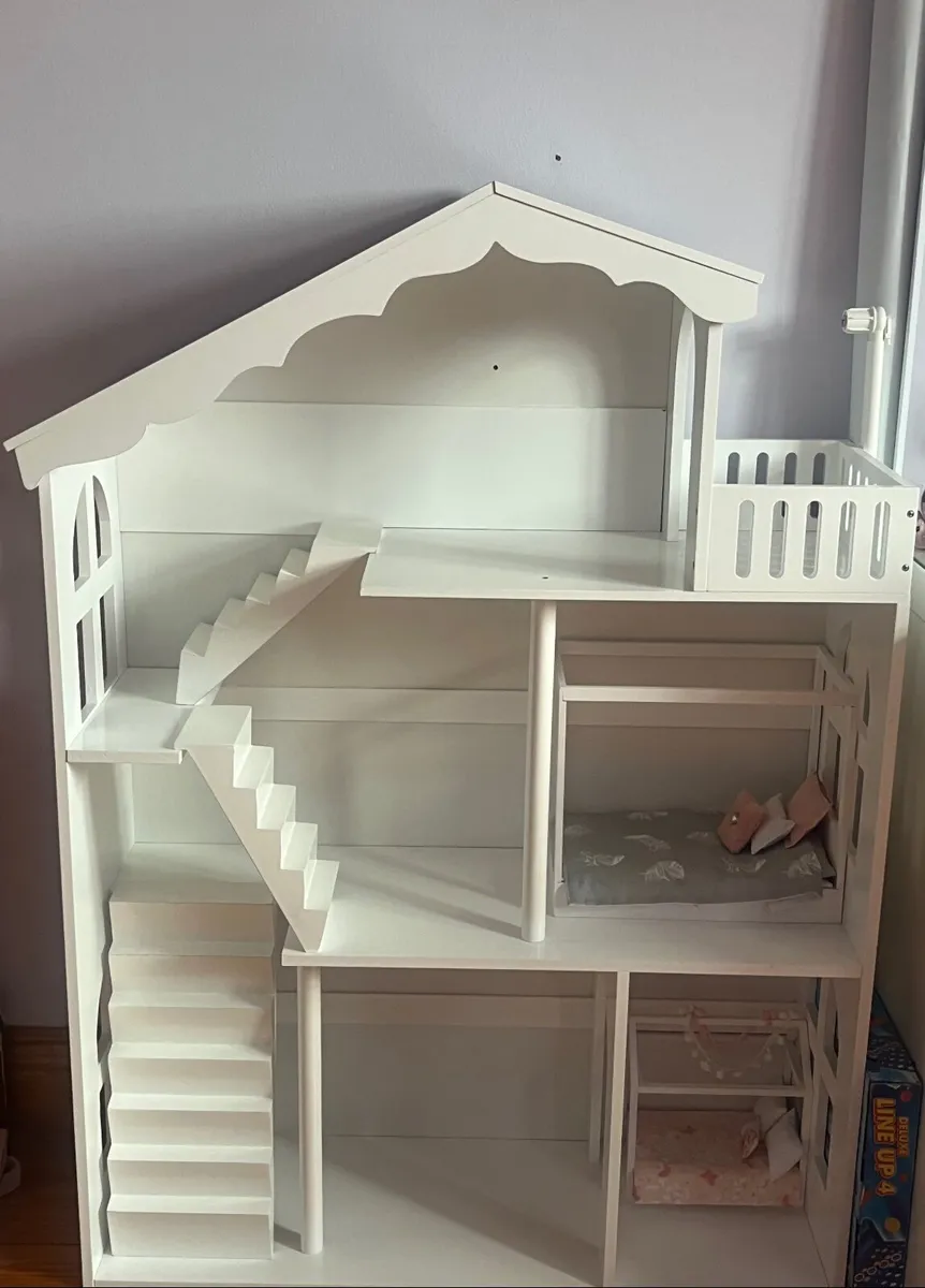 Girls dolls house - Image 1