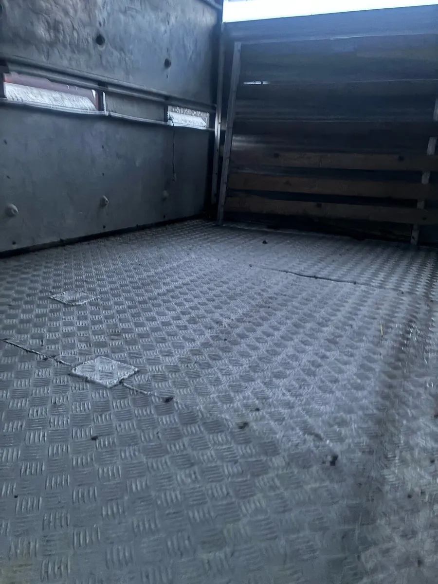 12-5 cattle trailer - Image 2