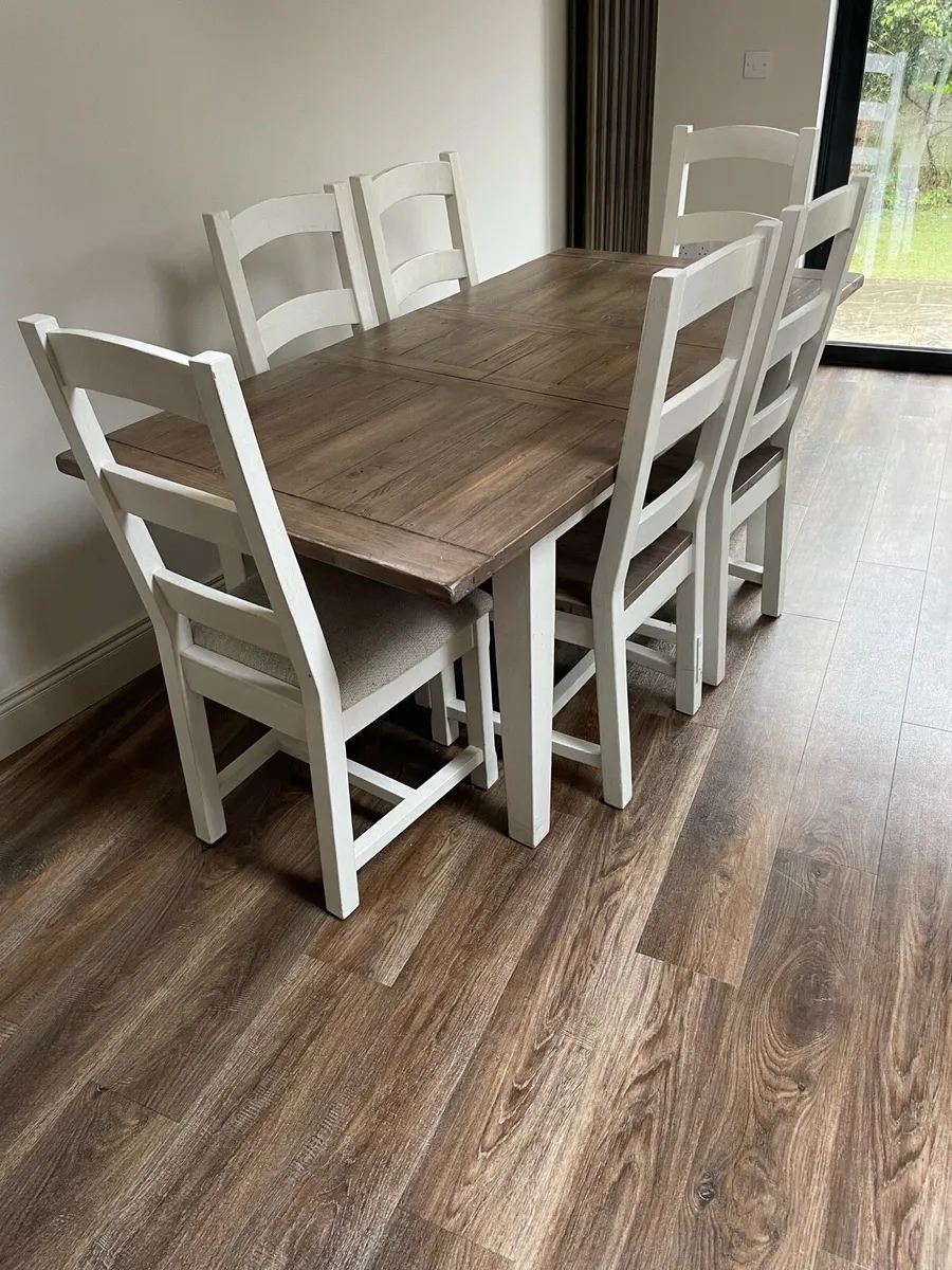 Table and chairs - Image 1