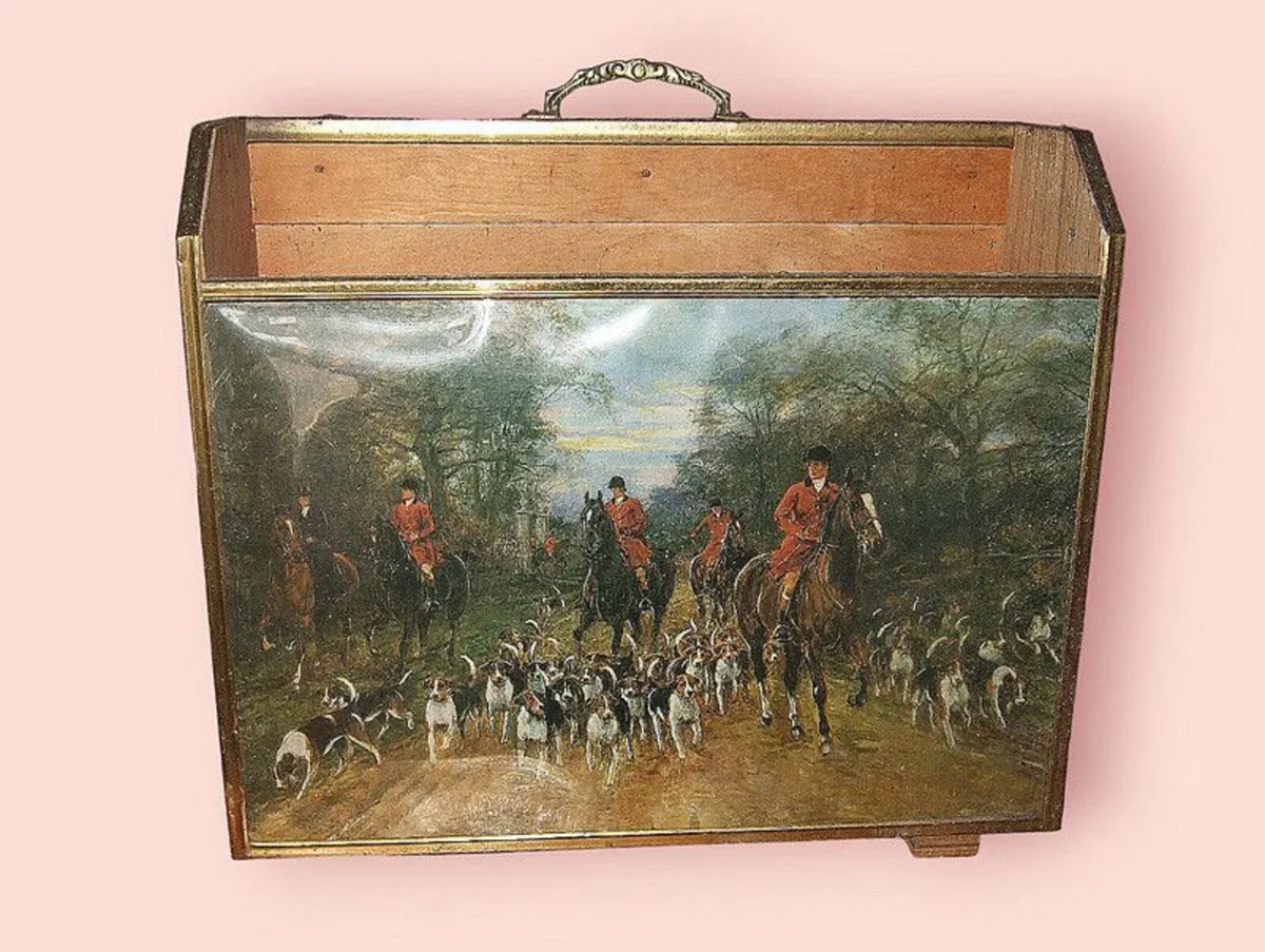 Vintage 'Hunting Scene' Magazine Rack - Image 4