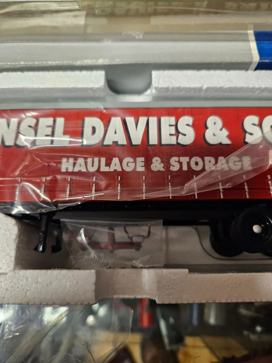 Corgi Volvo F88 Tractor Unit and Trailer 1.50 - Image 3