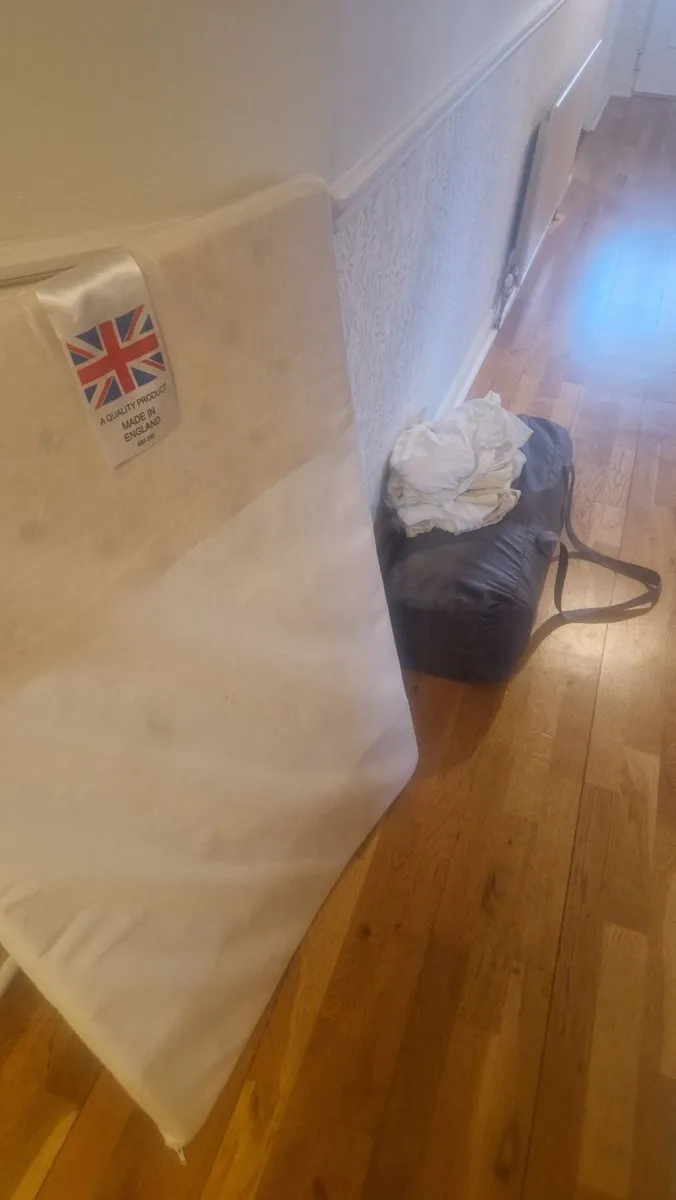 Free travel cot - Image 2