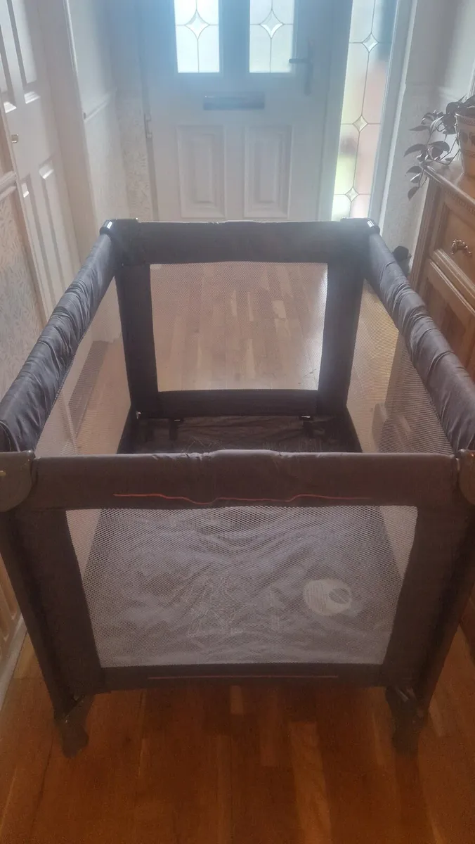 Free travel cot - Image 3