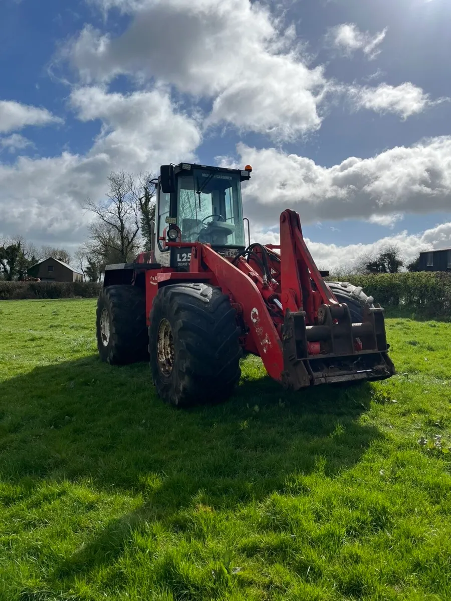 Loading shovel - Image 1