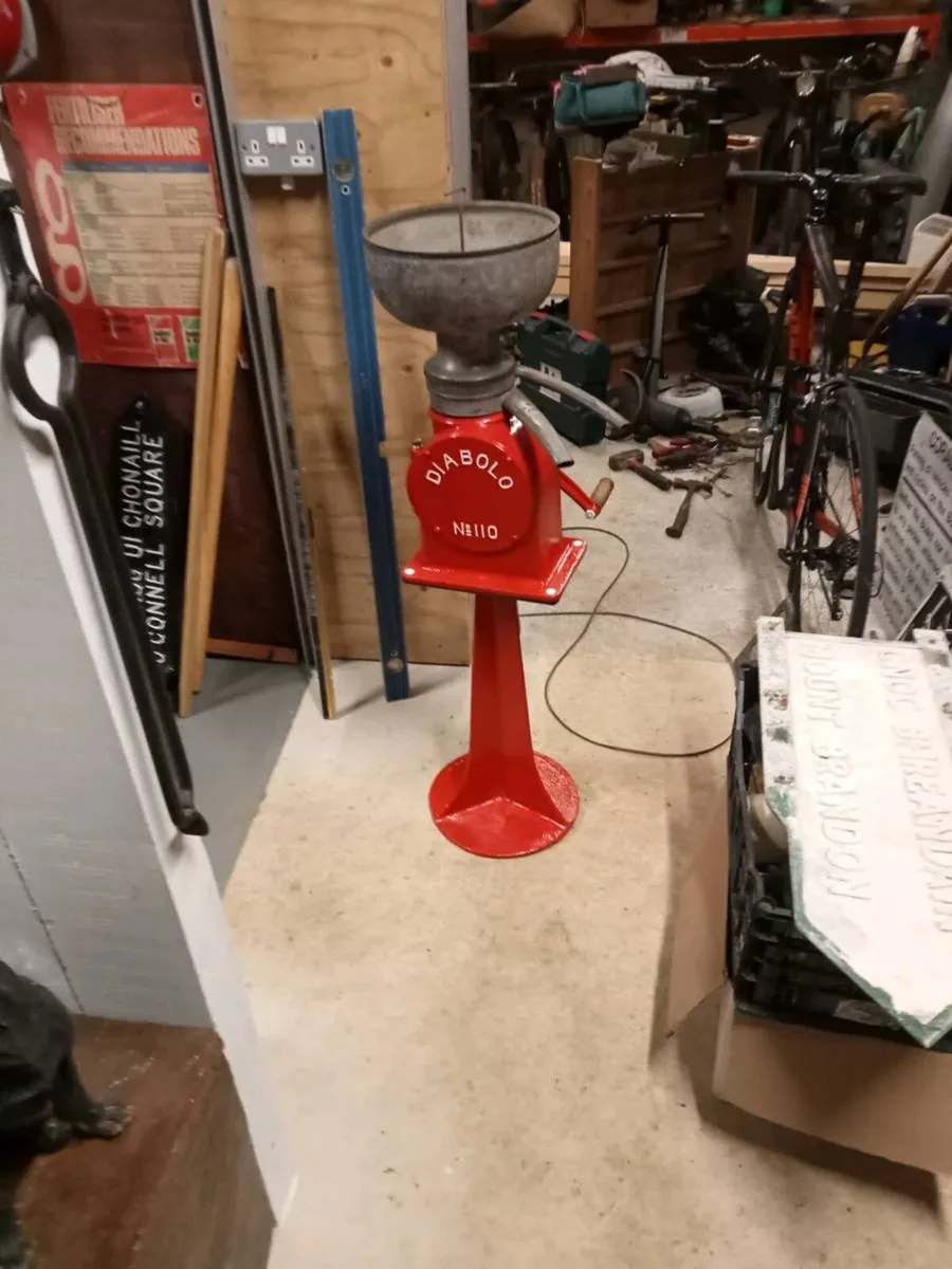 Diablo milk separater on a stand - Image 2