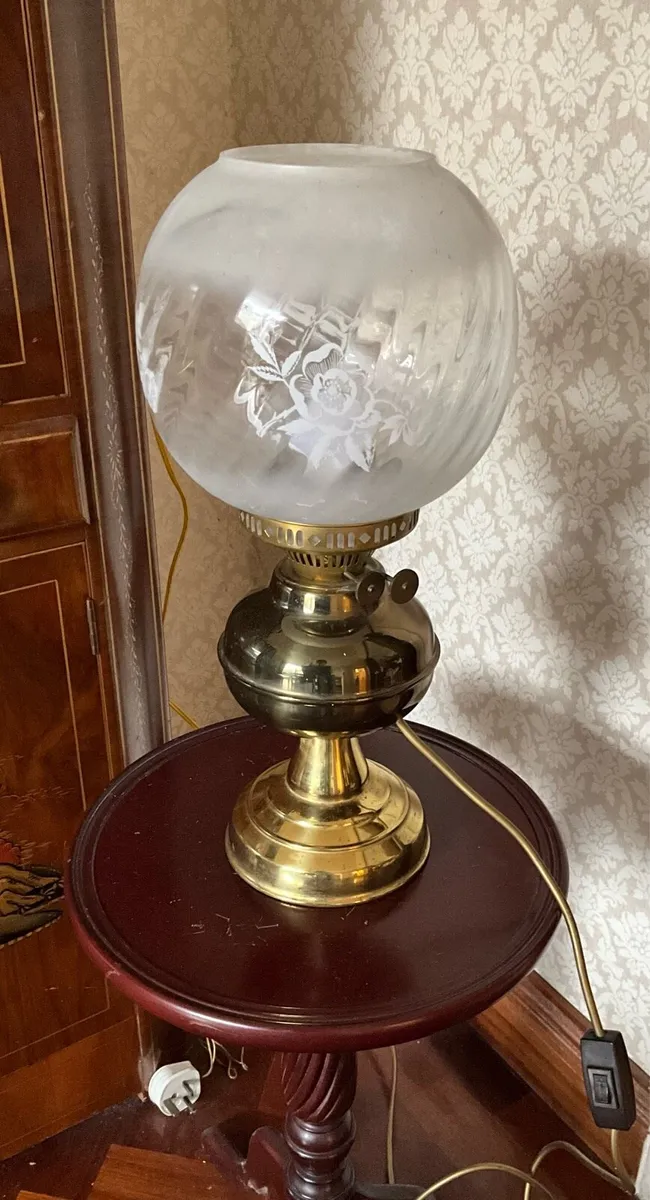 Victorian Style Brass Table Lamp - Image 1