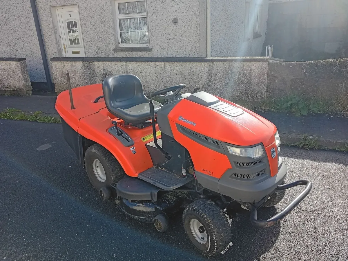 Husqvarna ride on lawnmower - Image 1