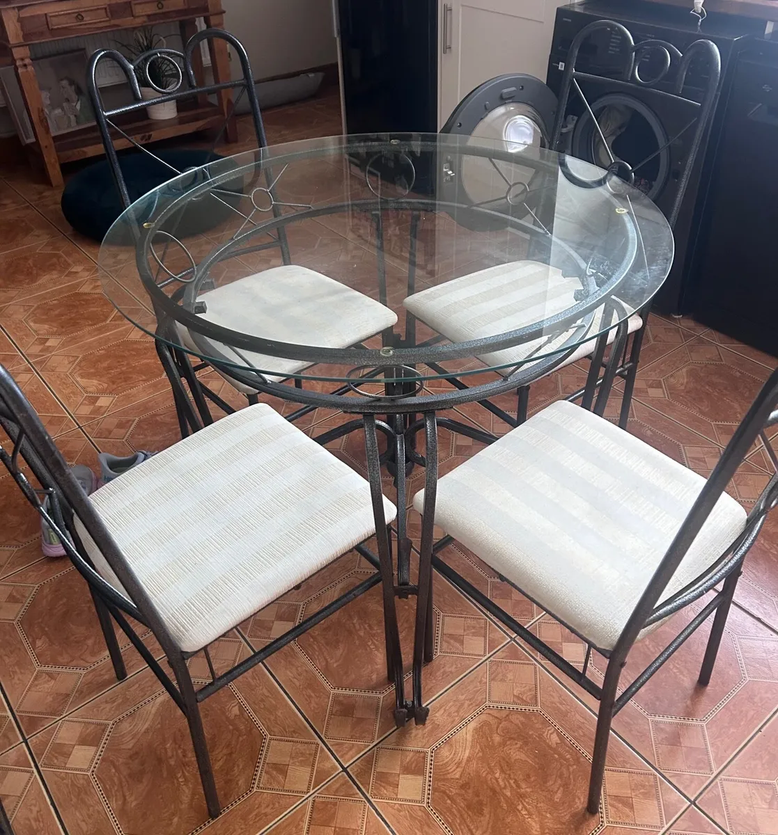 Dining table and chairs - Image 1