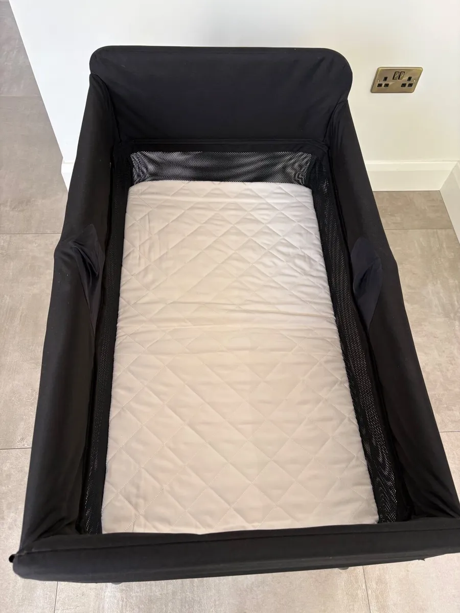 Bugaboo Stardust Travelcot & Sheets - Image 2