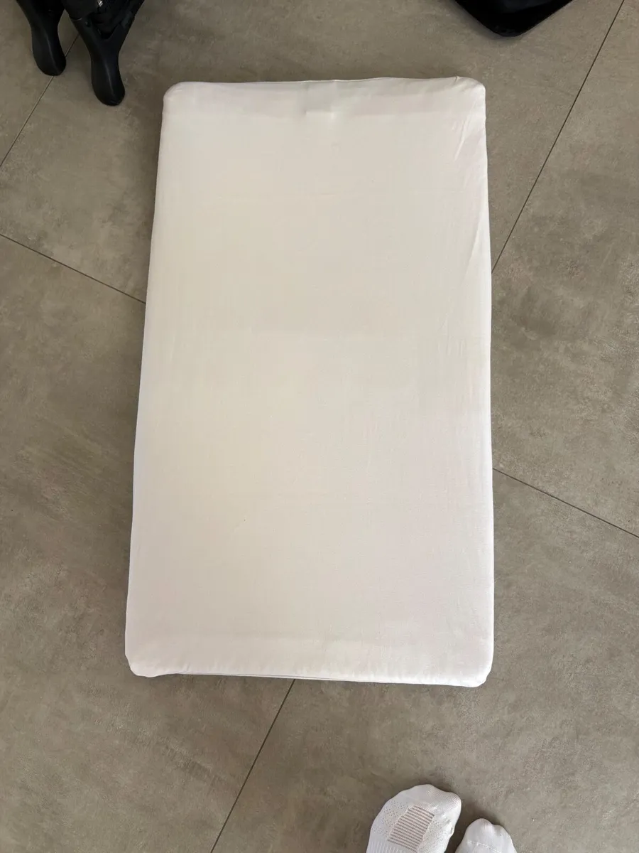 Bugaboo Stardust Travelcot & Sheets - Image 3