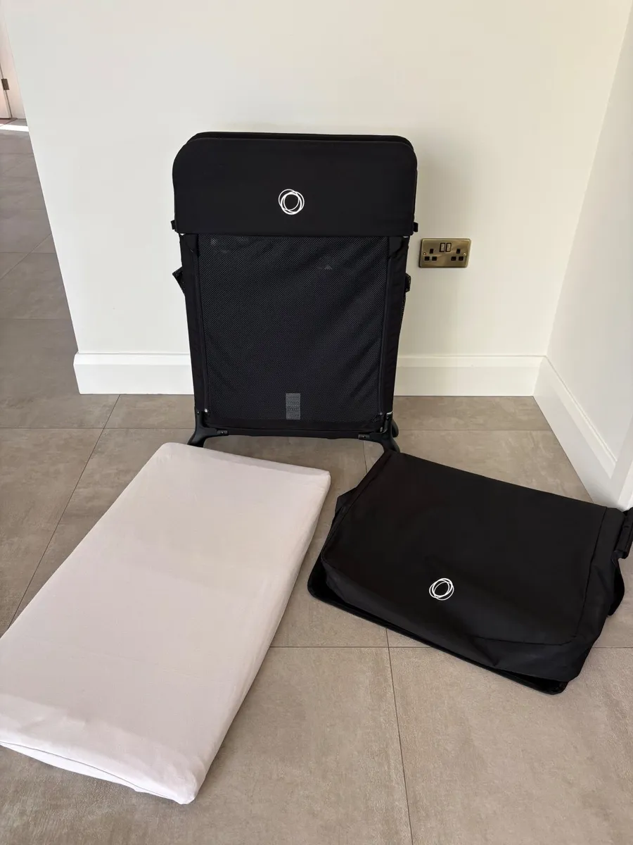 Bugaboo Stardust Travelcot & Sheets - Image 1