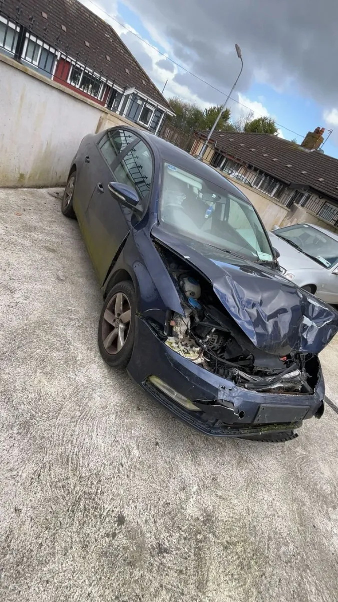 131 Volkswagen Passat - Image 1