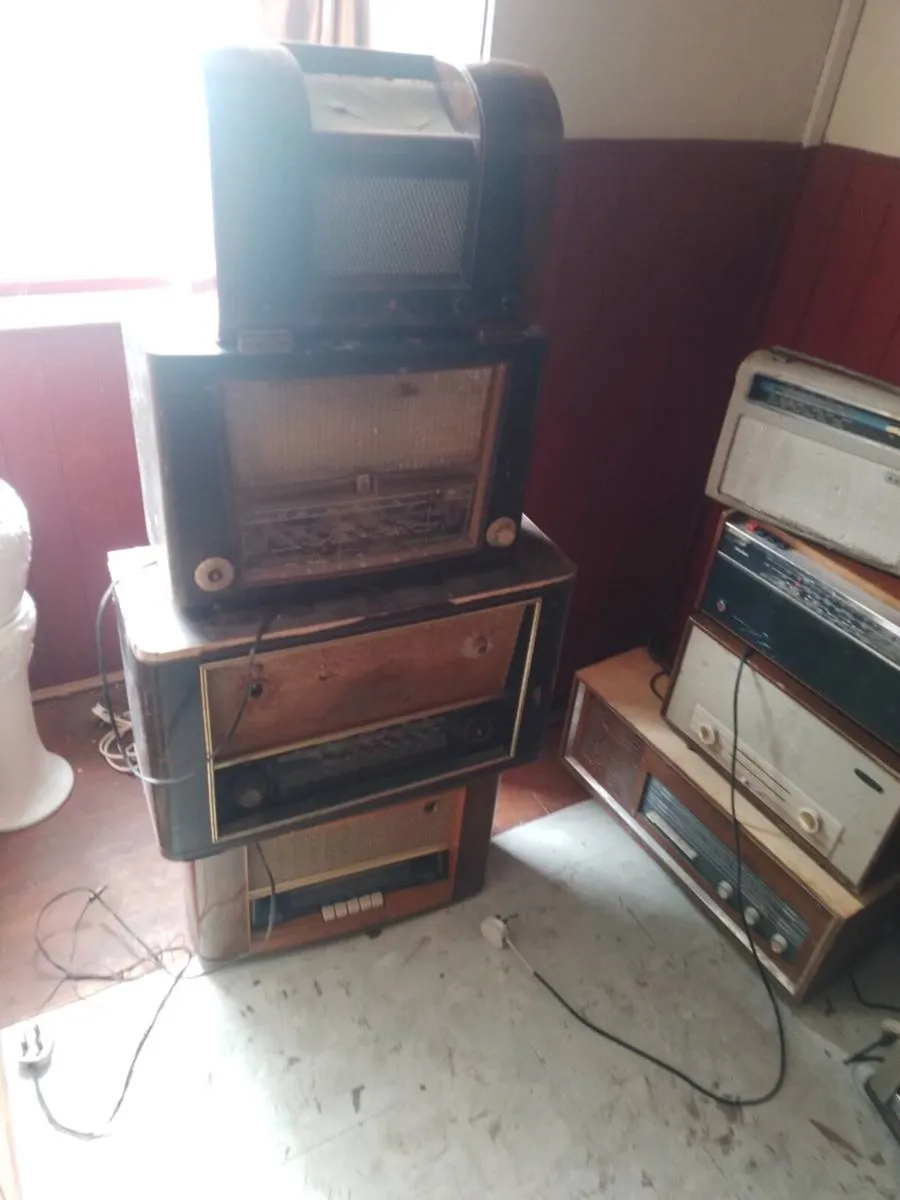 Old vintage radios - Image 2