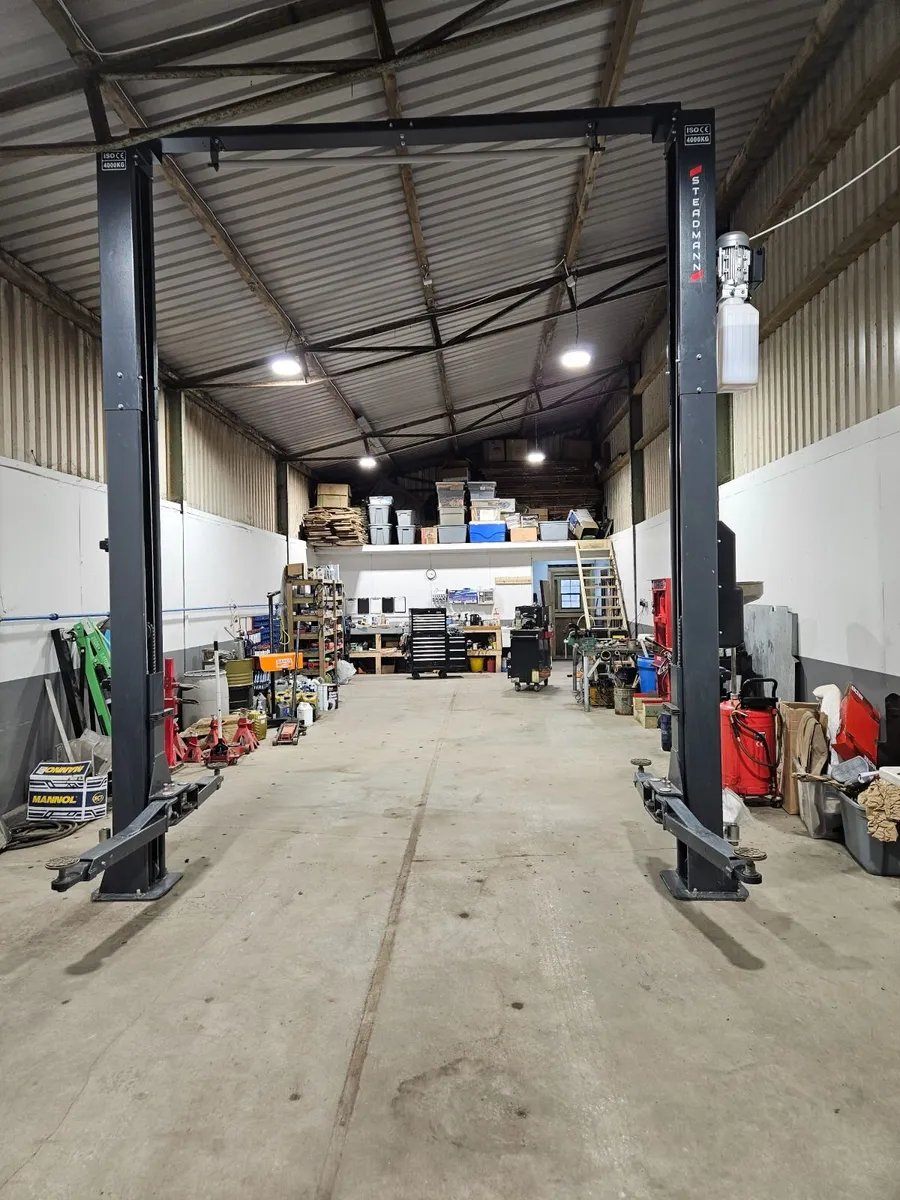2 post car lift. - Image 1