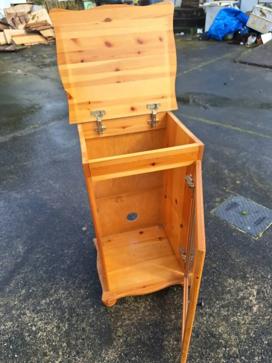 Lovely wooden unit with glass door - Image 2