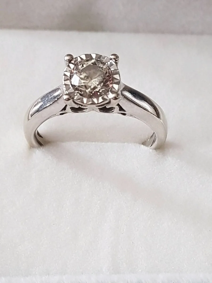 Diamond solitaire ring - Image 1