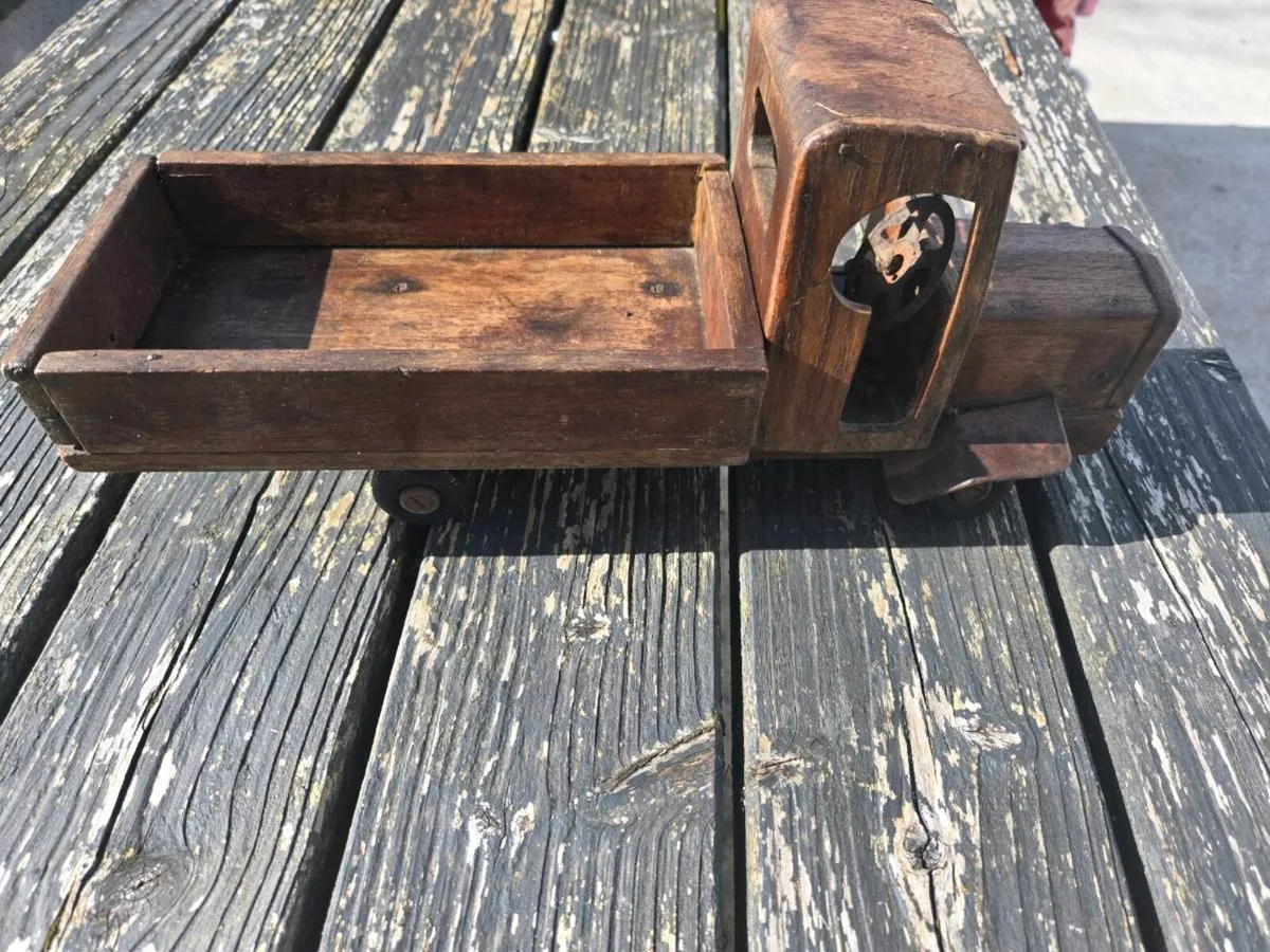 Scratch vintage model truck - Image 1