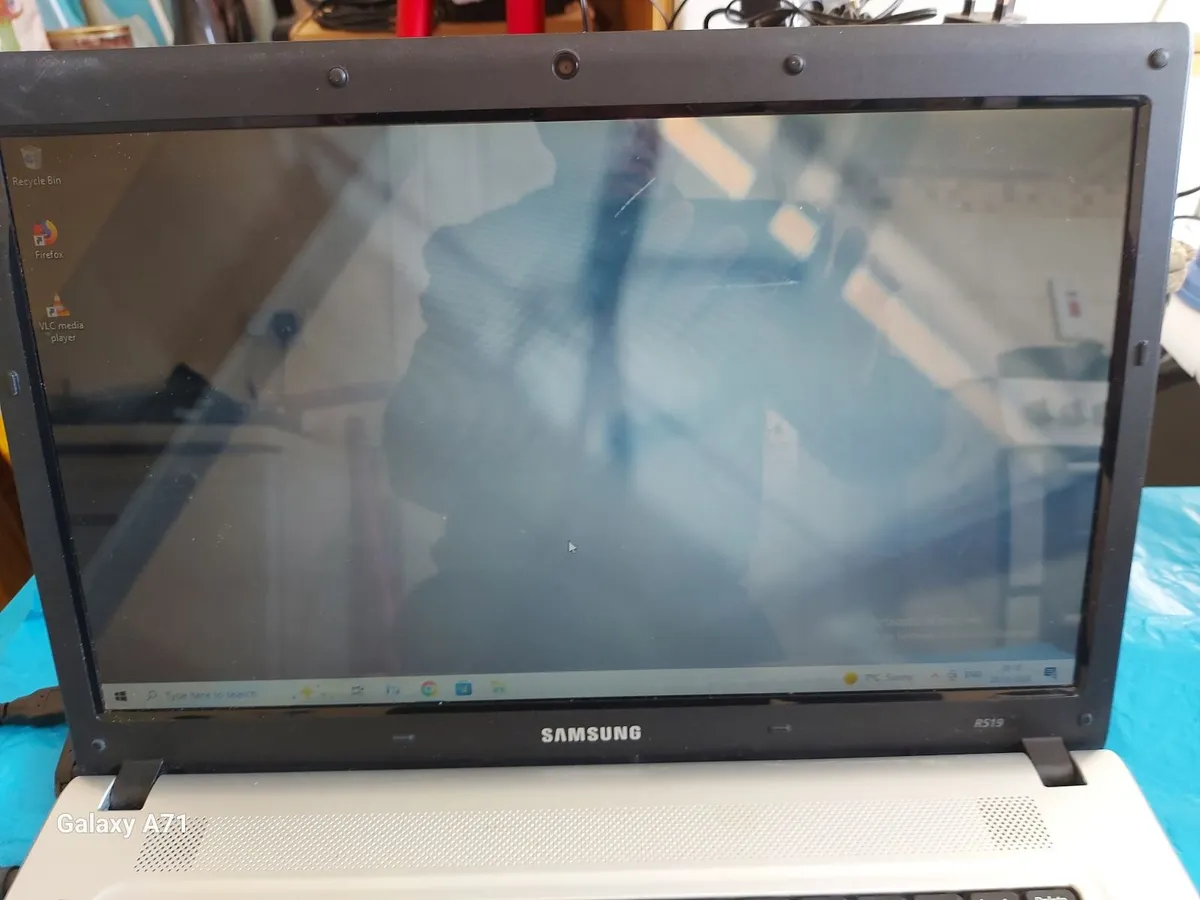 Samsung 15 inch Laptop, Model NP-R519, Windows 10, - Image 4