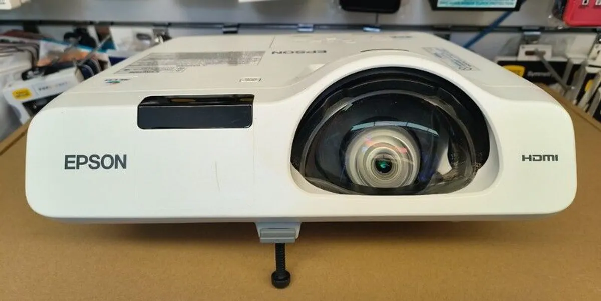 Epson EB-530 XGA HDMI VGA Short Throw 3200 Lumens HD (Lamp Hour: 2160) - Image 2