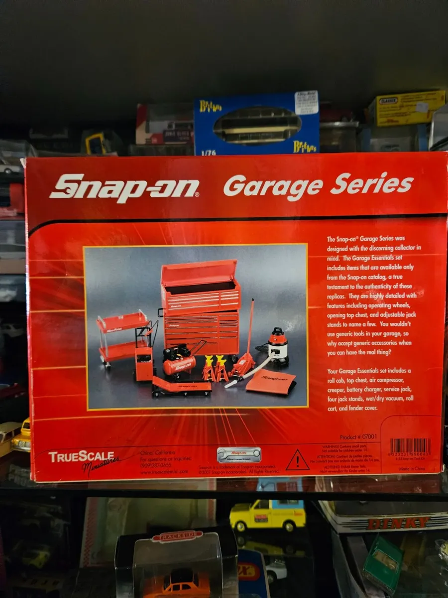 Corgi Snap on Garage Set - Image 2