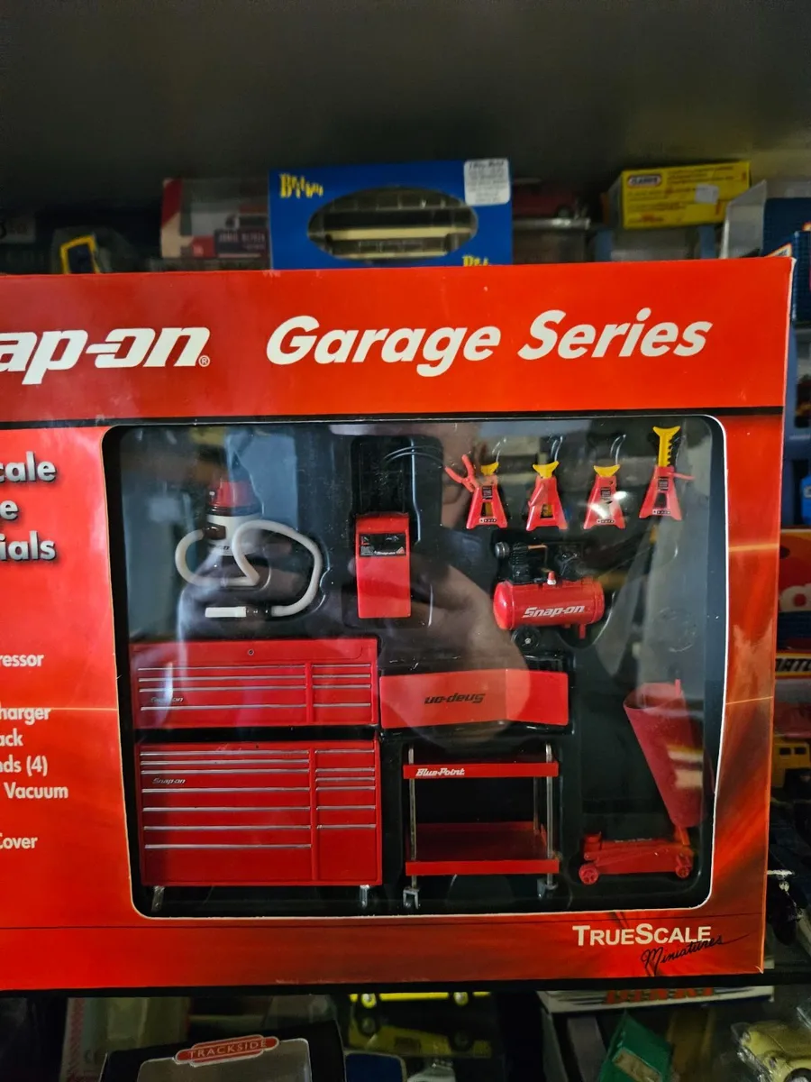 Corgi Snap on Garage Set - Image 3