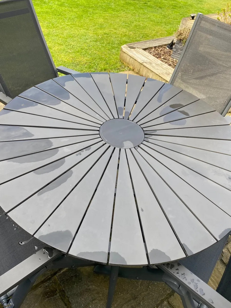 Garden furniture  table 4 chairs - Image 1