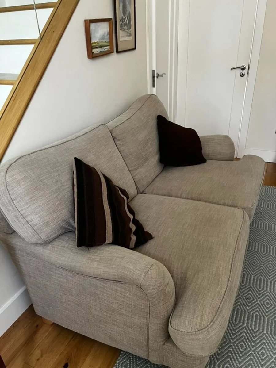 Couch with throw pillows - Image 1