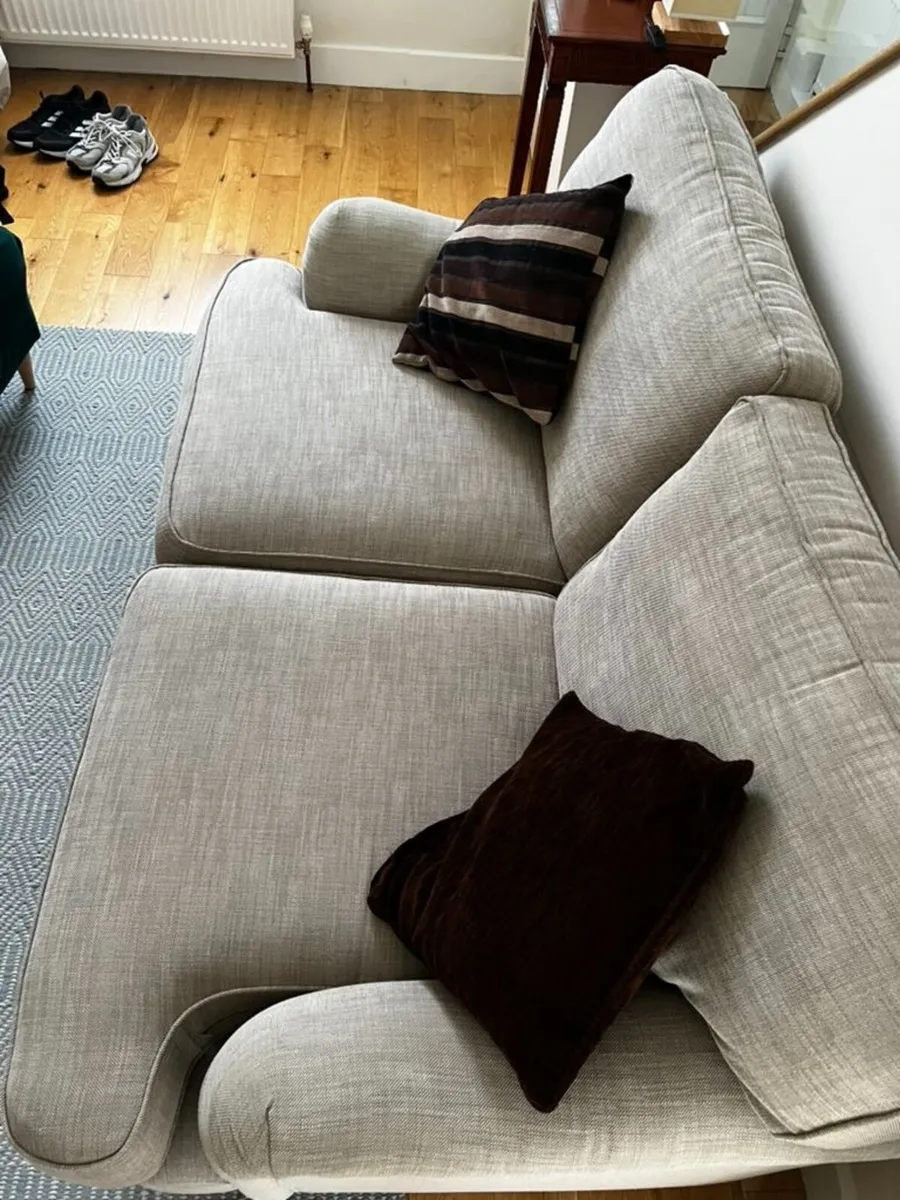 Couch with throw pillows - Image 2