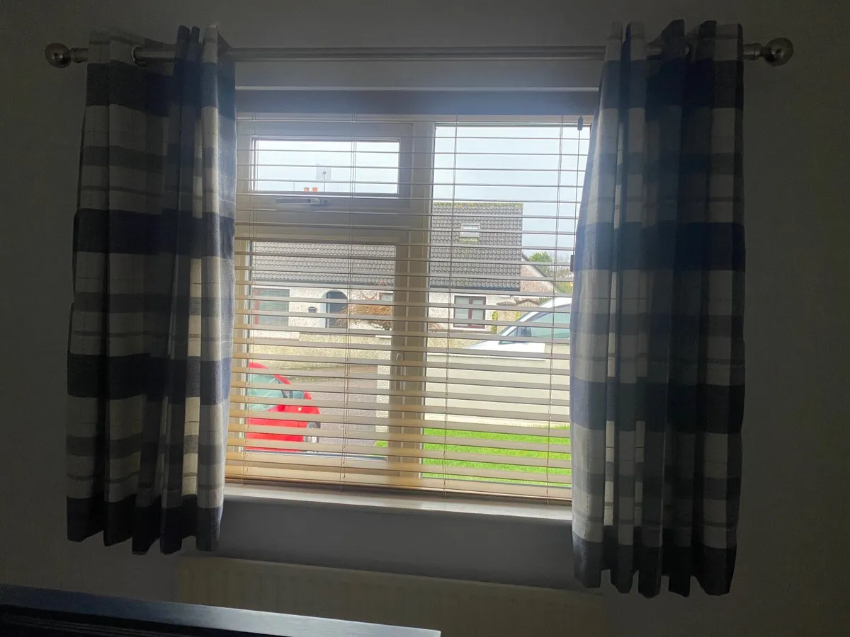 Curtains - Image 3