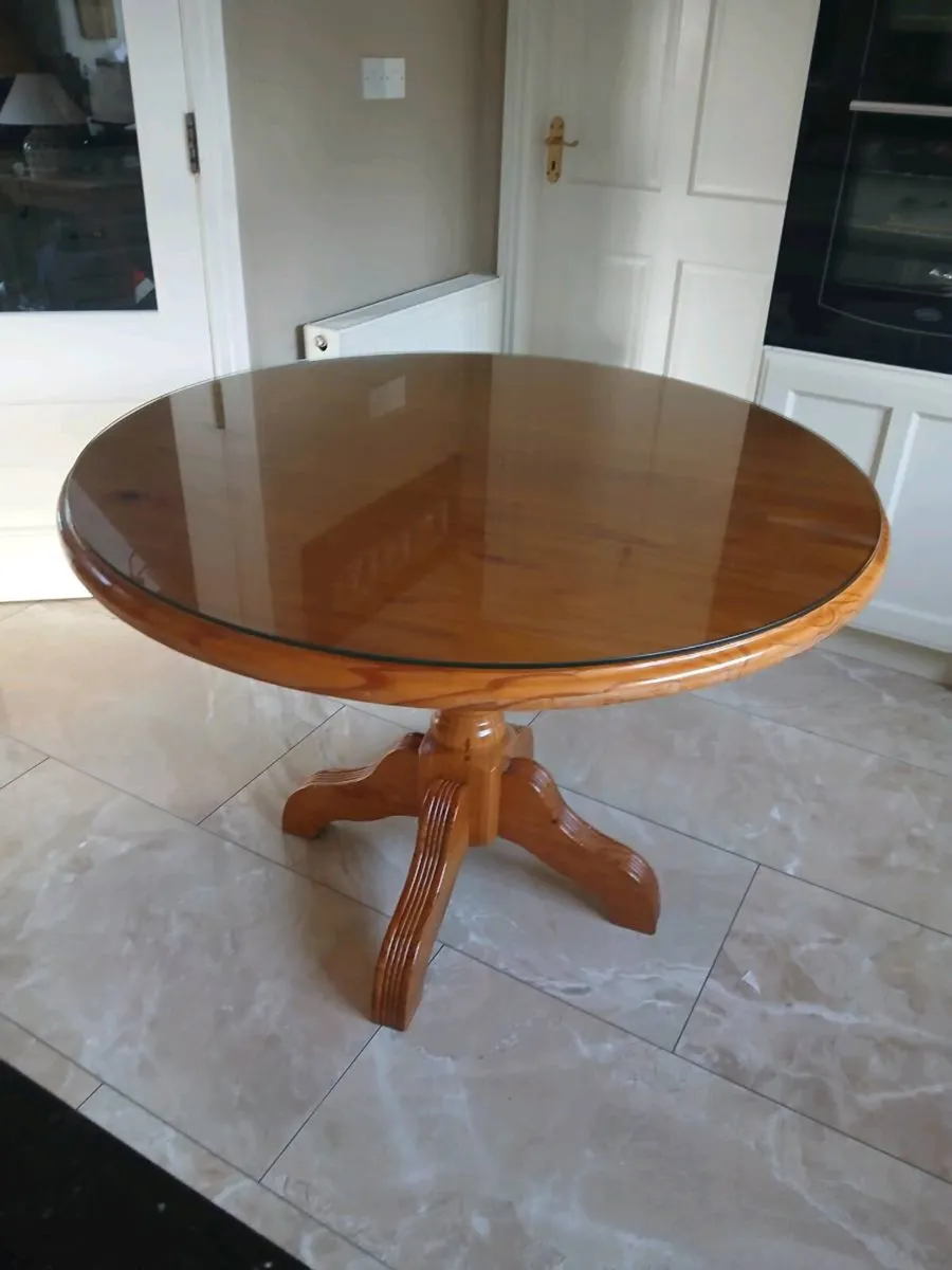 Round pine table with protective glass - Image 1