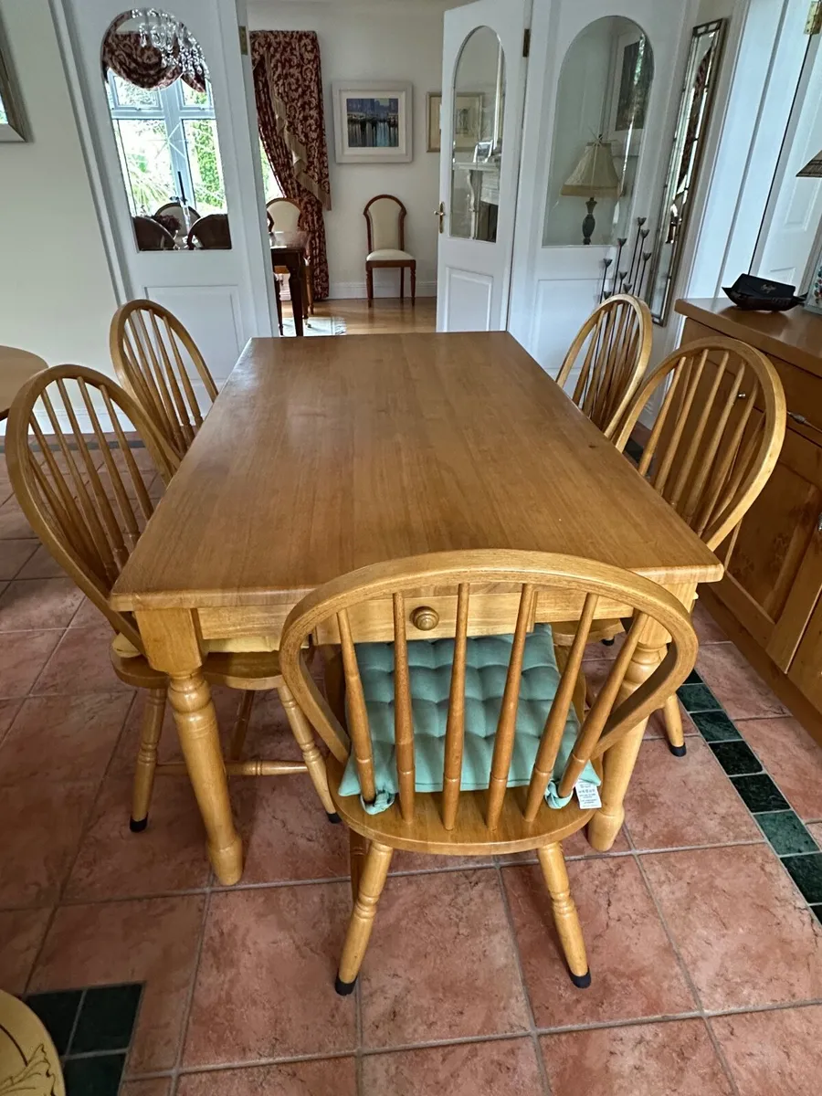 Kitchen/Dining Maple Table & 6 matching chairs - Image 1