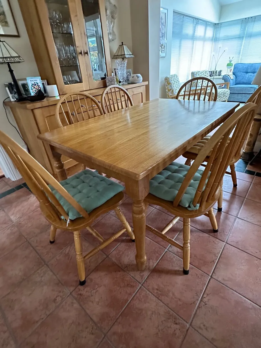 Kitchen/Dining Maple Table & 6 matching chairs - Image 4