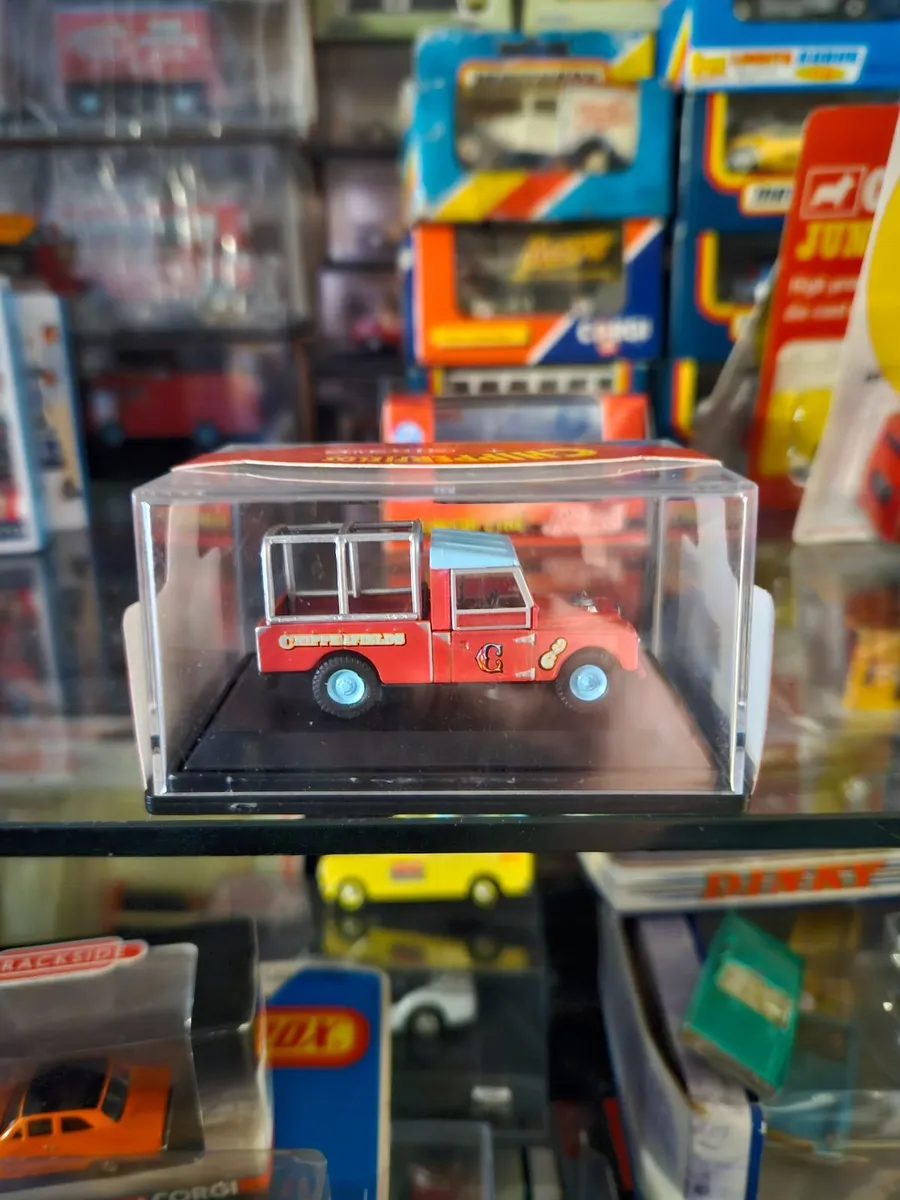 Corgi Oxford Chipperfields Circus Landrover