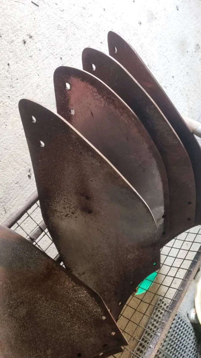 KVERNELAND NO 9 PLOUGH BOARDS - Image 3