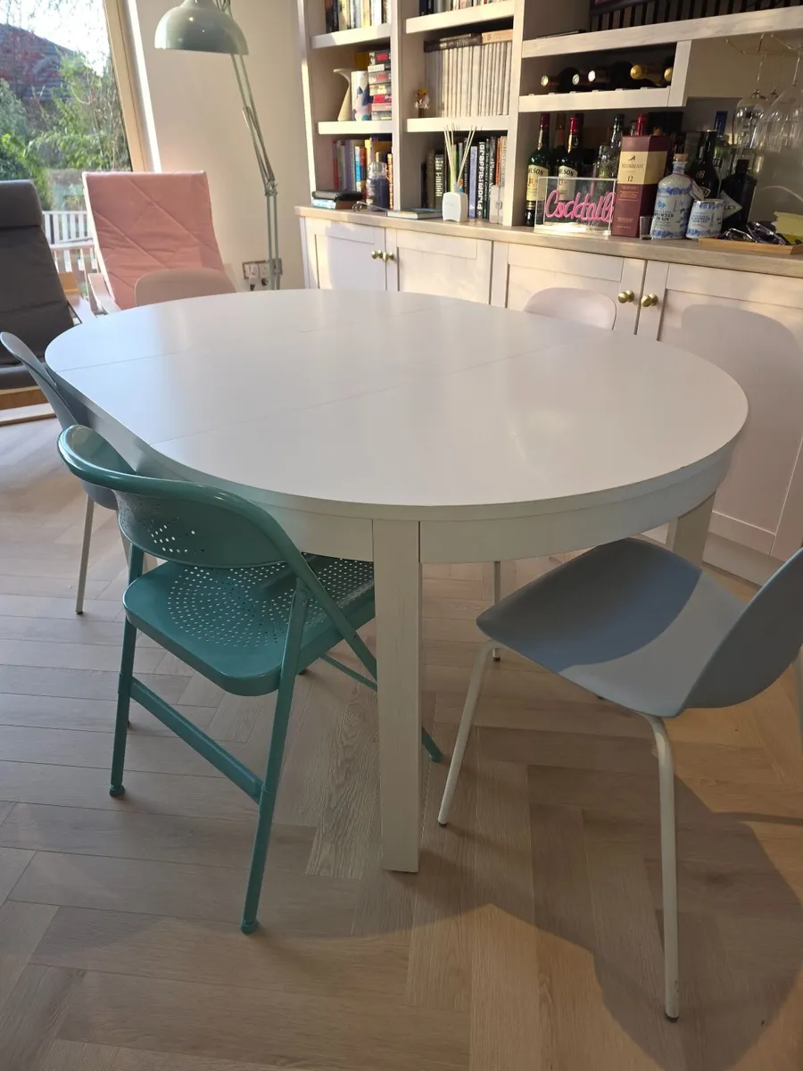 Extendable dining table - Image 1
