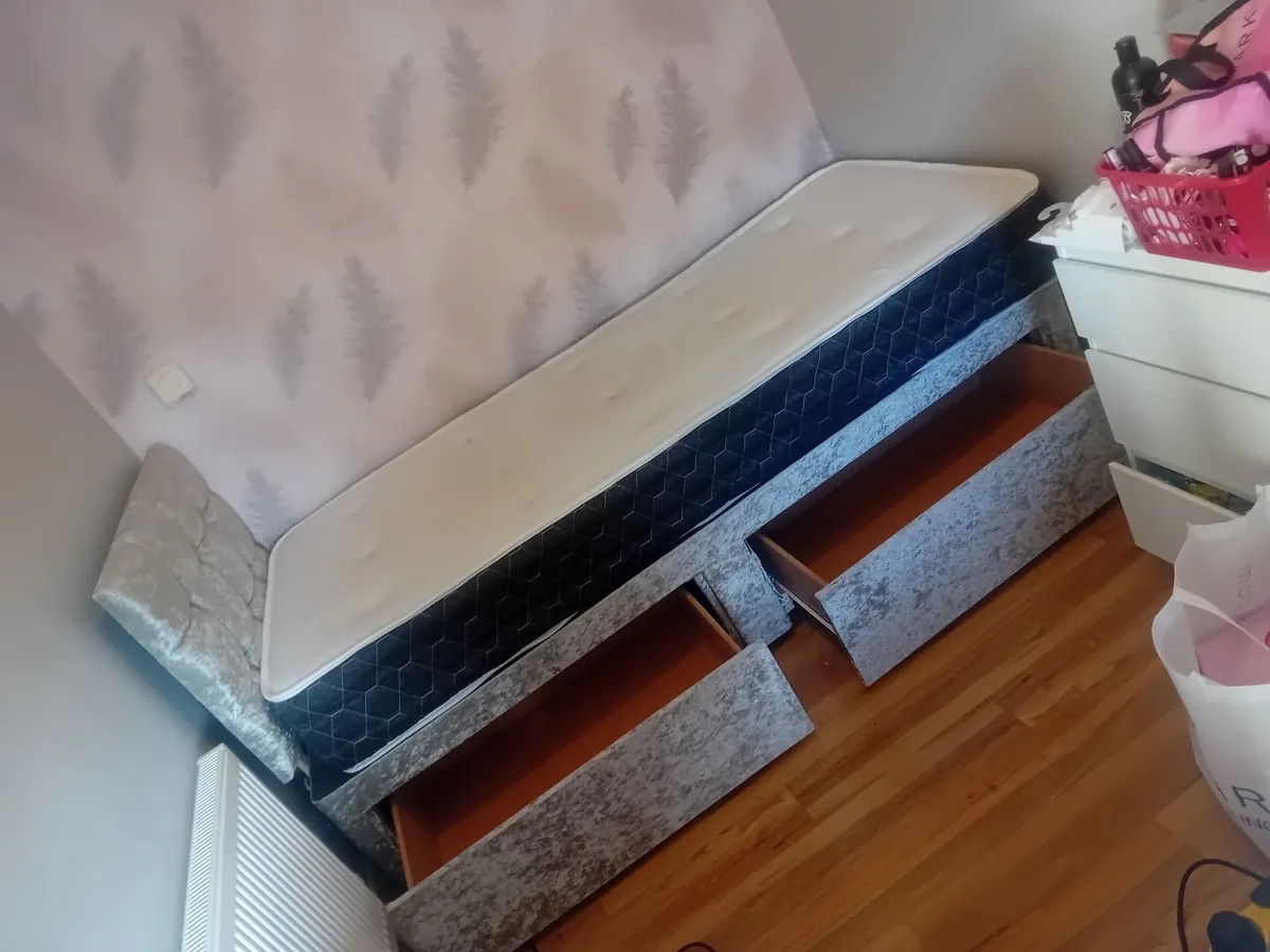 Single bed - Image 1