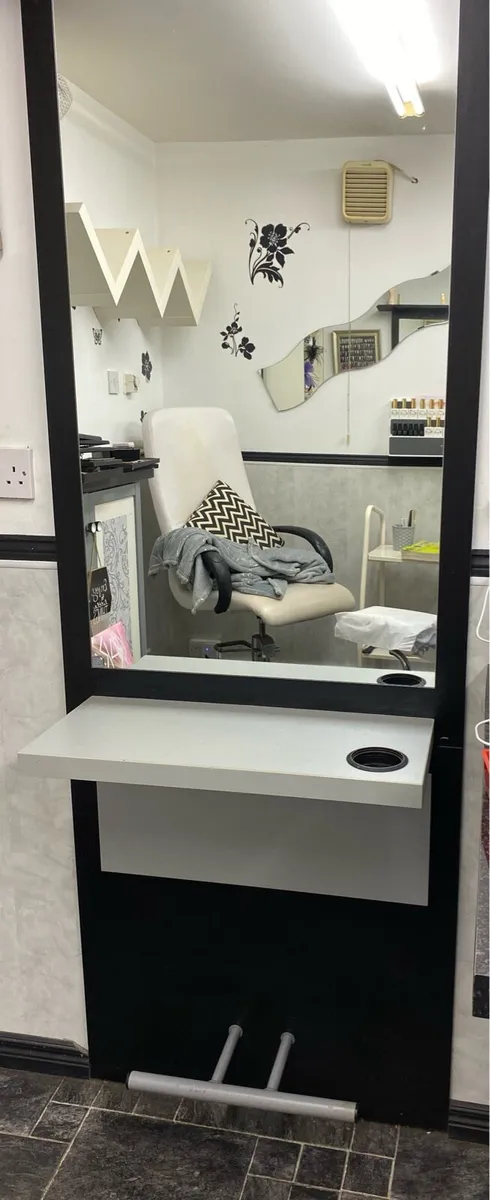 Hair salon furniture - Image 1