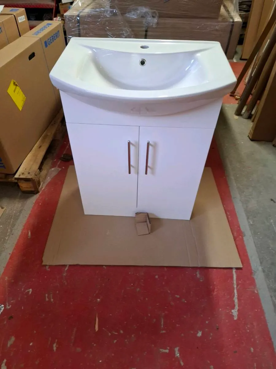 600 floor standing unit and basin - Image 1