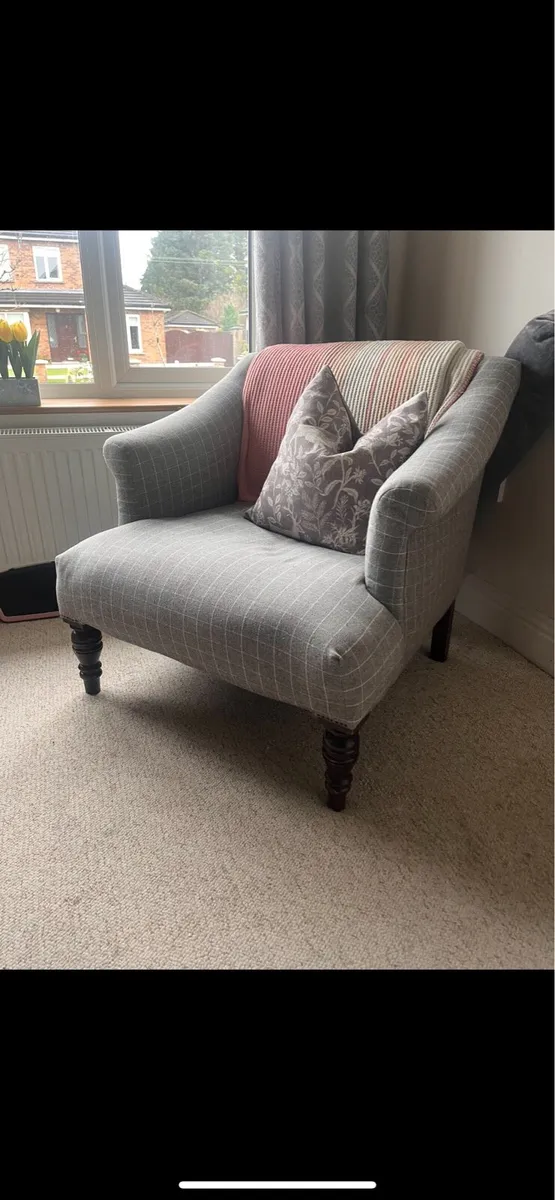 Armchair / Accent Chair – Excellent Condition