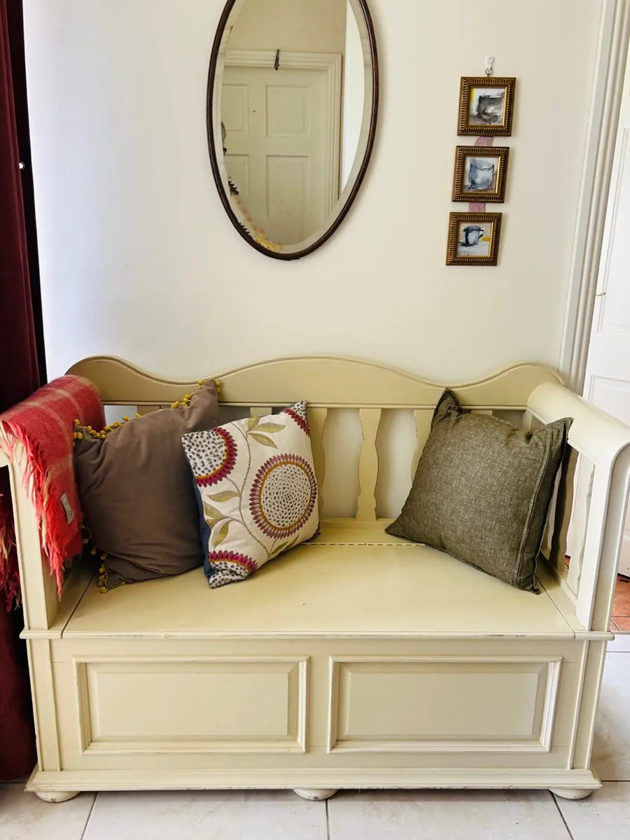 Settle Bench - Image 1