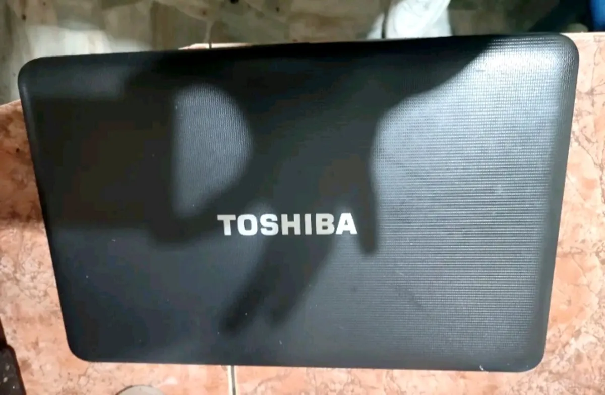 Toshiba laptop - Image 2
