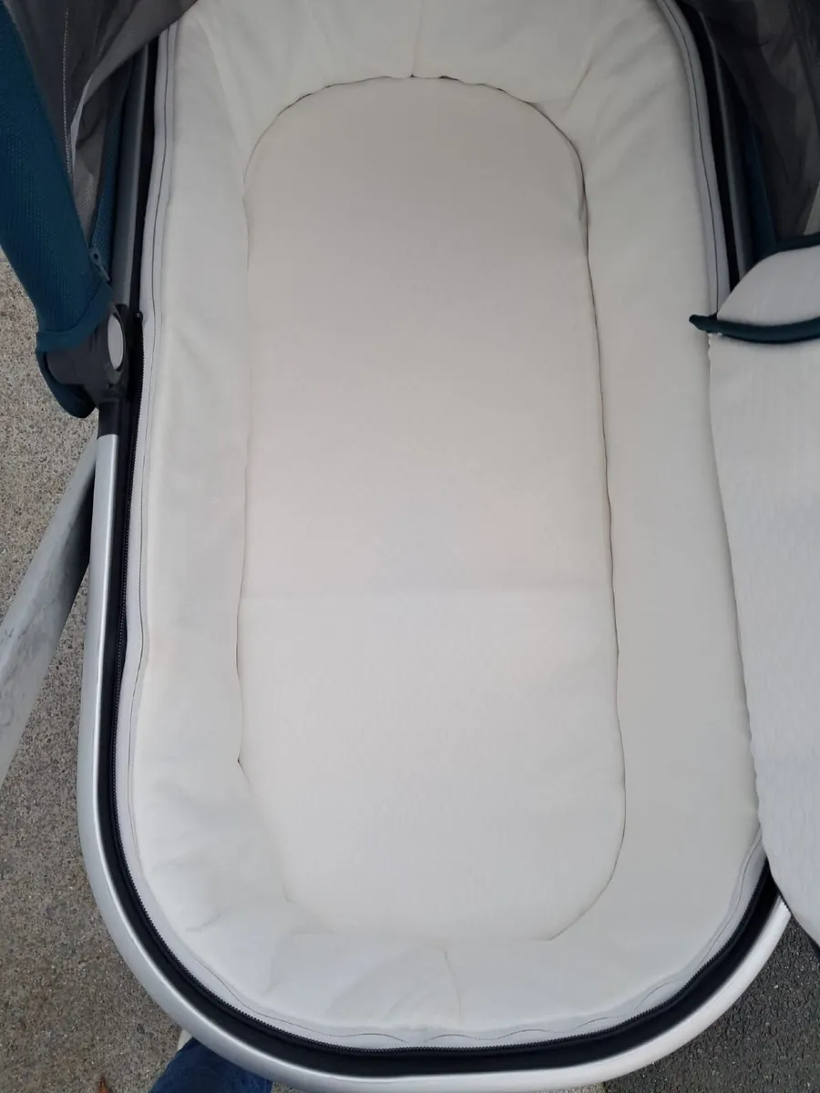 Uppababy Vista V2 Travel System - Image 2