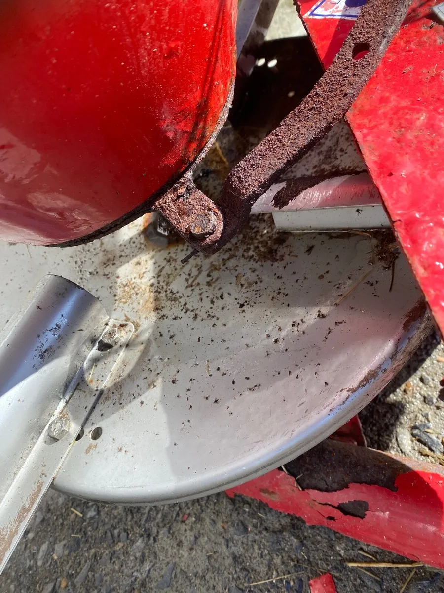 Fertiliser spreader - Image 3