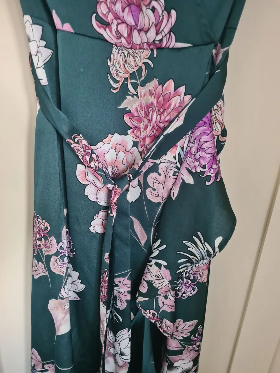 Girl in mind dress - Image 2