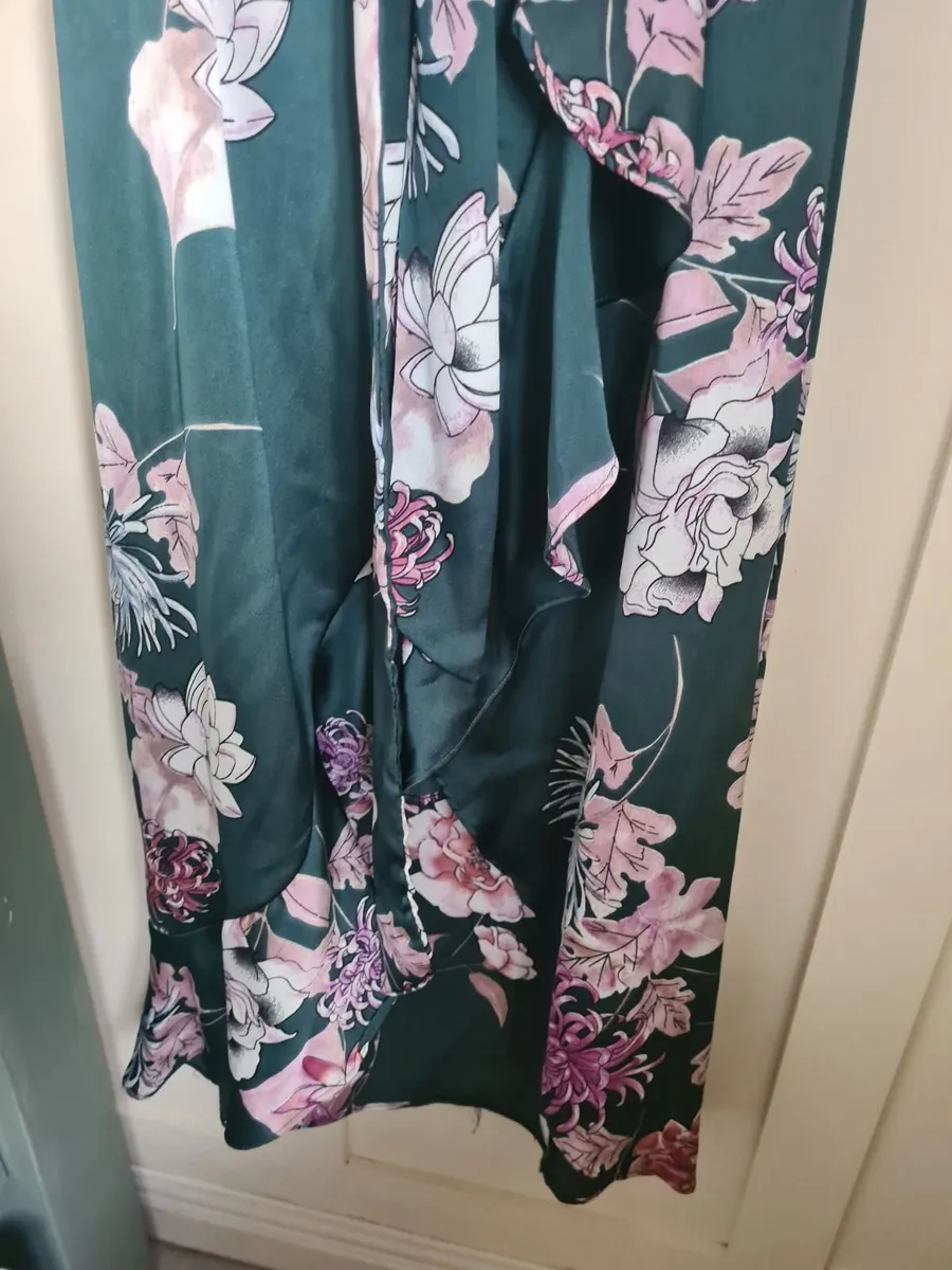 Girl in mind dress - Image 3