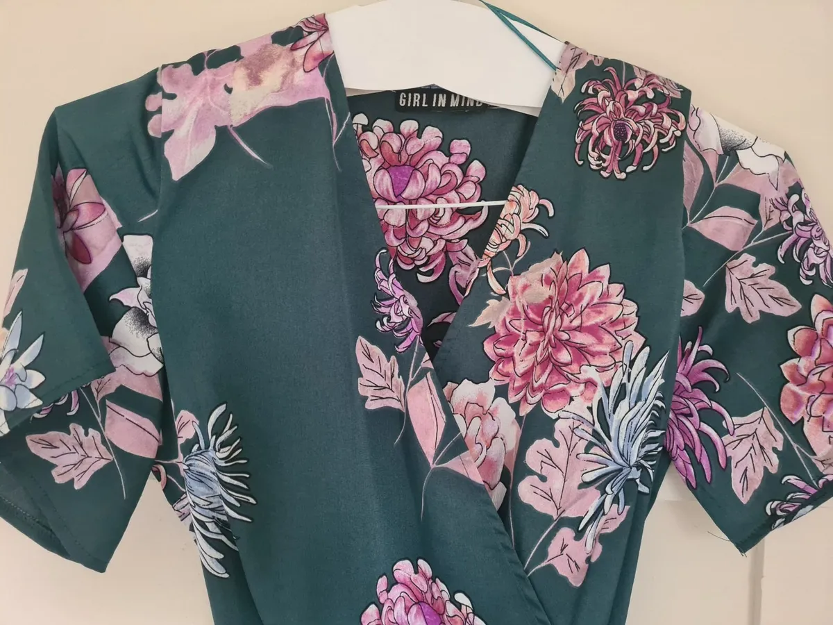 Girl in mind dress - Image 4