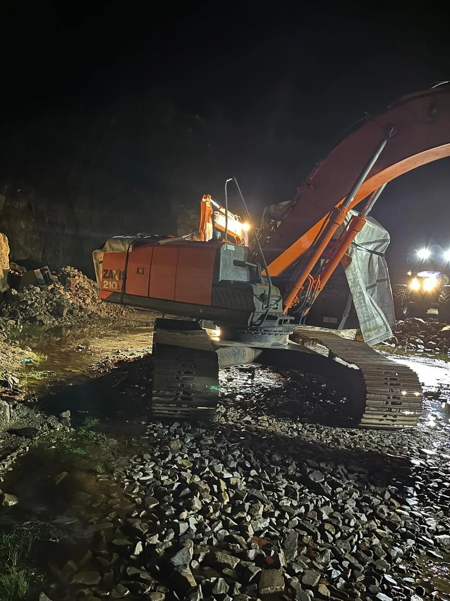 Hitachi ZX210-5 - Image 1